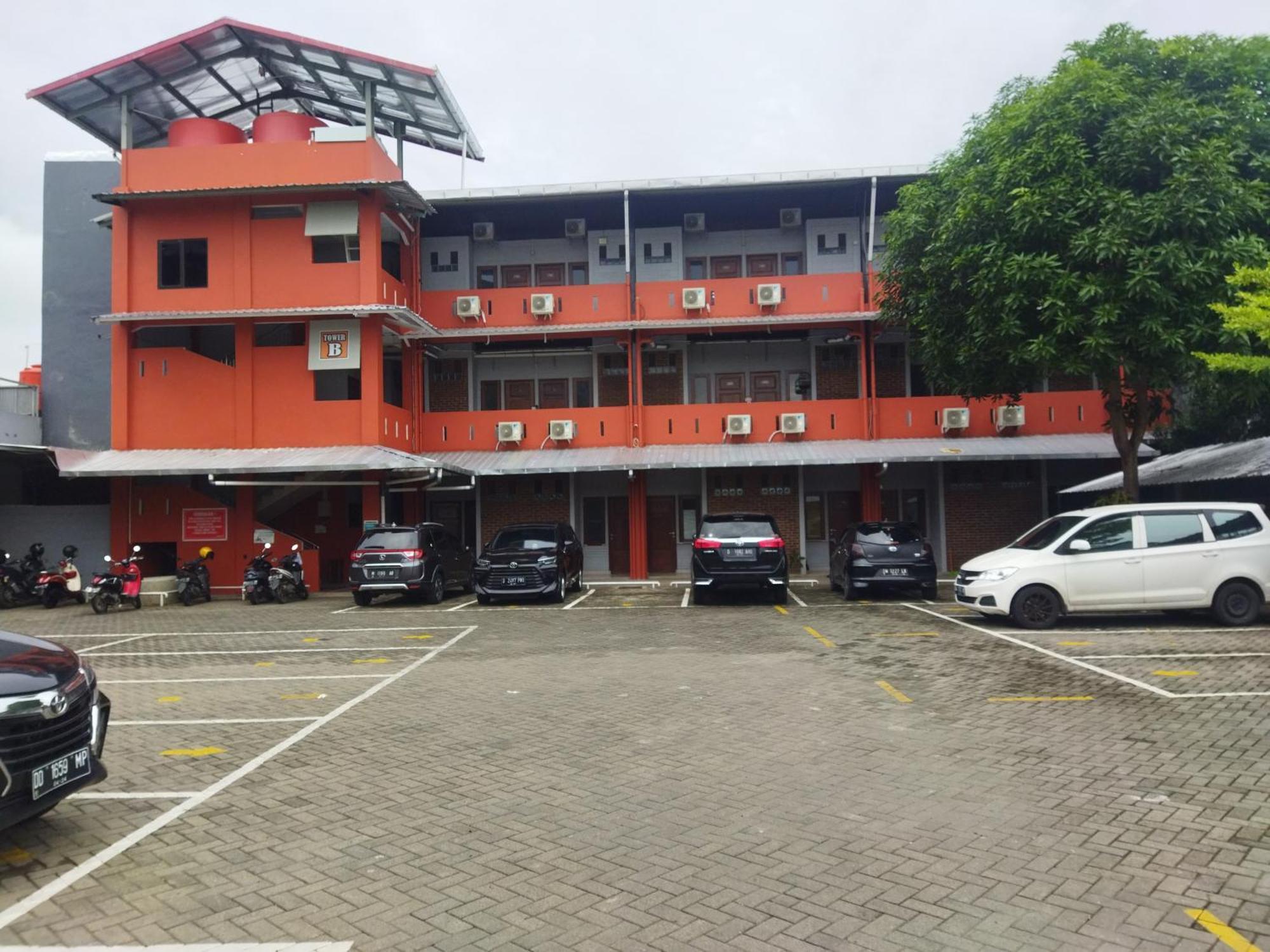 Oyo 92098 Kost Orange Syariah Hotel Makassar Bagian luar foto