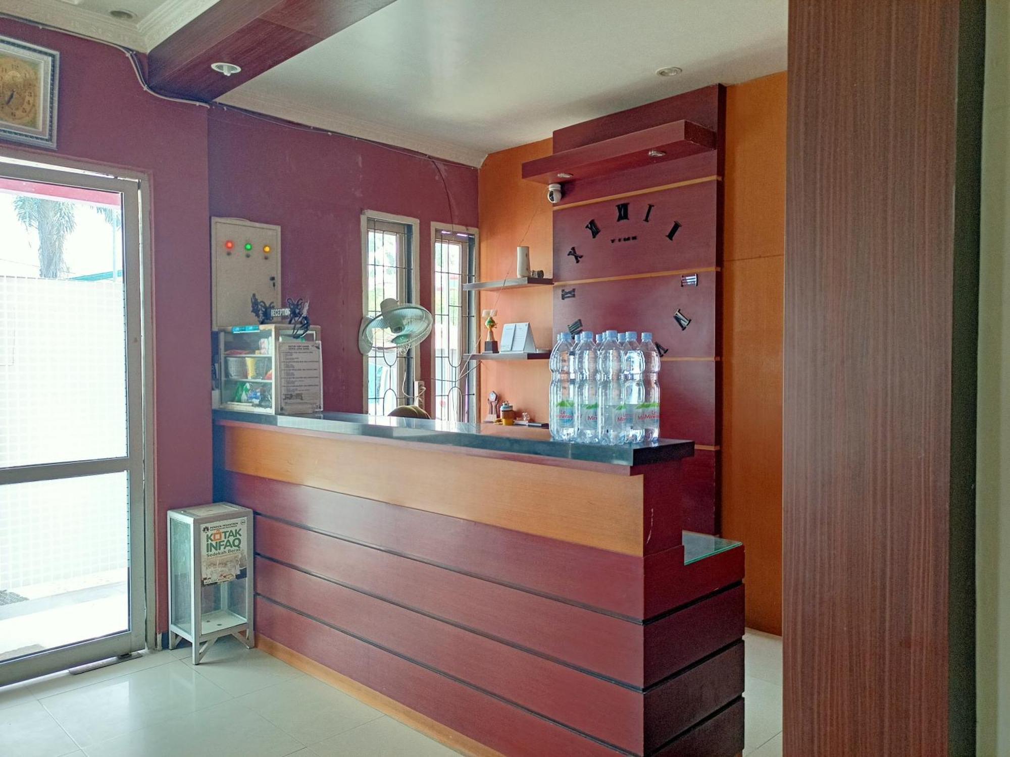 Oyo 92098 Kost Orange Syariah Hotel Makassar Bagian luar foto