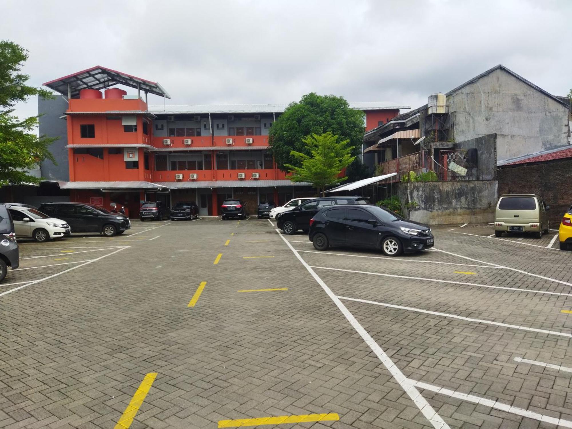 Oyo 92098 Kost Orange Syariah Hotel Makassar Bagian luar foto