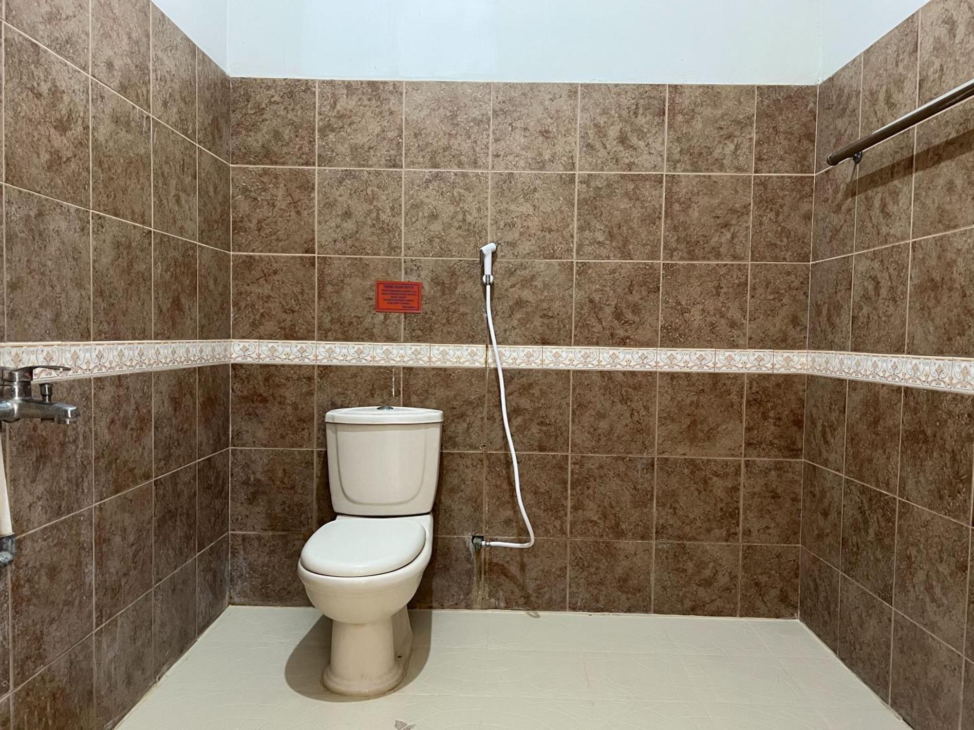 Oyo 92098 Kost Orange Syariah Hotel Makassar Bagian luar foto
